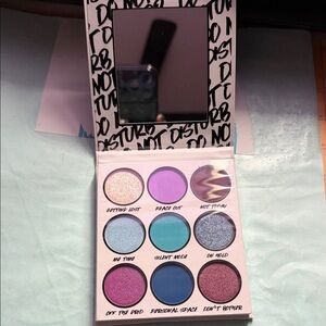 No Disturb Eyeshadow Palette with Mirror